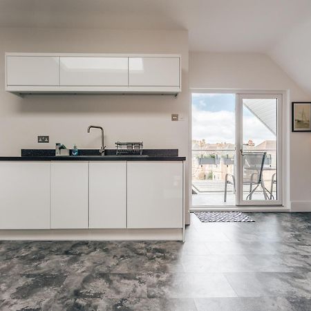 Private Two Bedroom Residence In Southbourne - Private Parking - Off The High Street - Minutes Away From The Beach Bournemouth Exterior foto