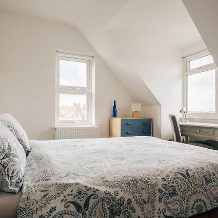 Private Two Bedroom Residence In Southbourne - Private Parking - Off The High Street - Minutes Away From The Beach Bournemouth Exterior foto