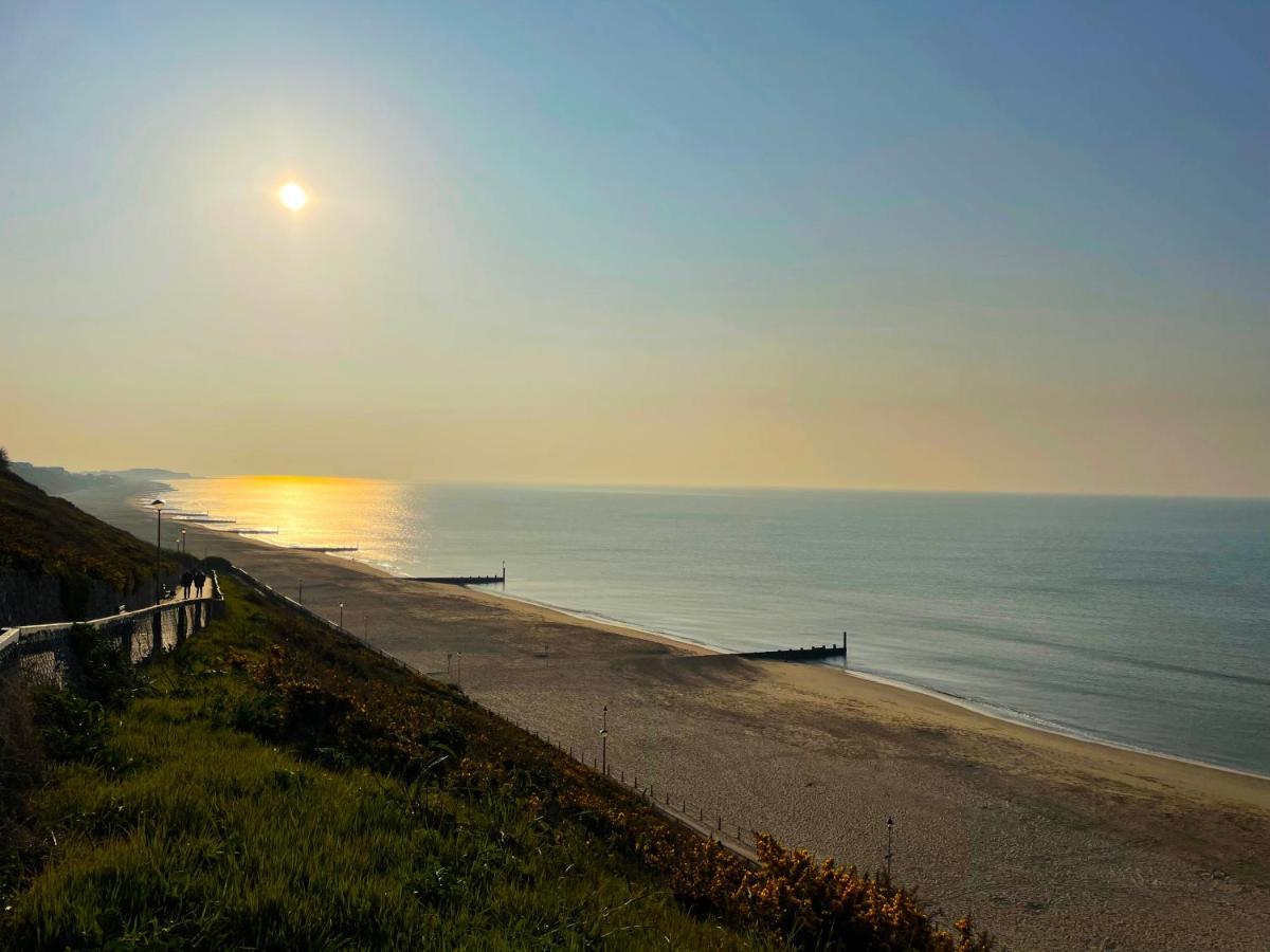 Private Two Bedroom Residence In Southbourne - Private Parking - Off The High Street - Minutes Away From The Beach Bournemouth Exterior foto