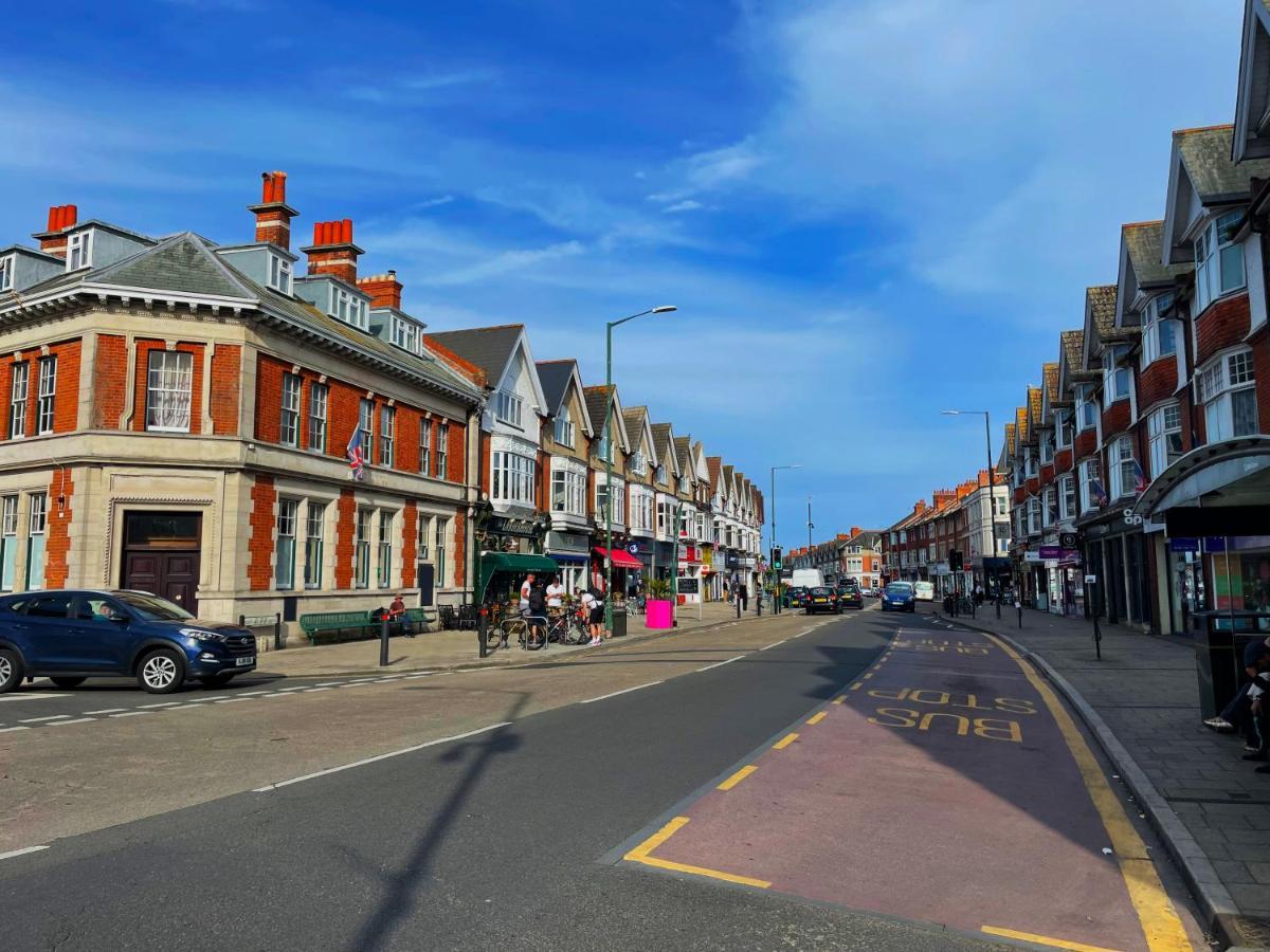 Private Two Bedroom Residence In Southbourne - Private Parking - Off The High Street - Minutes Away From The Beach Bournemouth Exterior foto