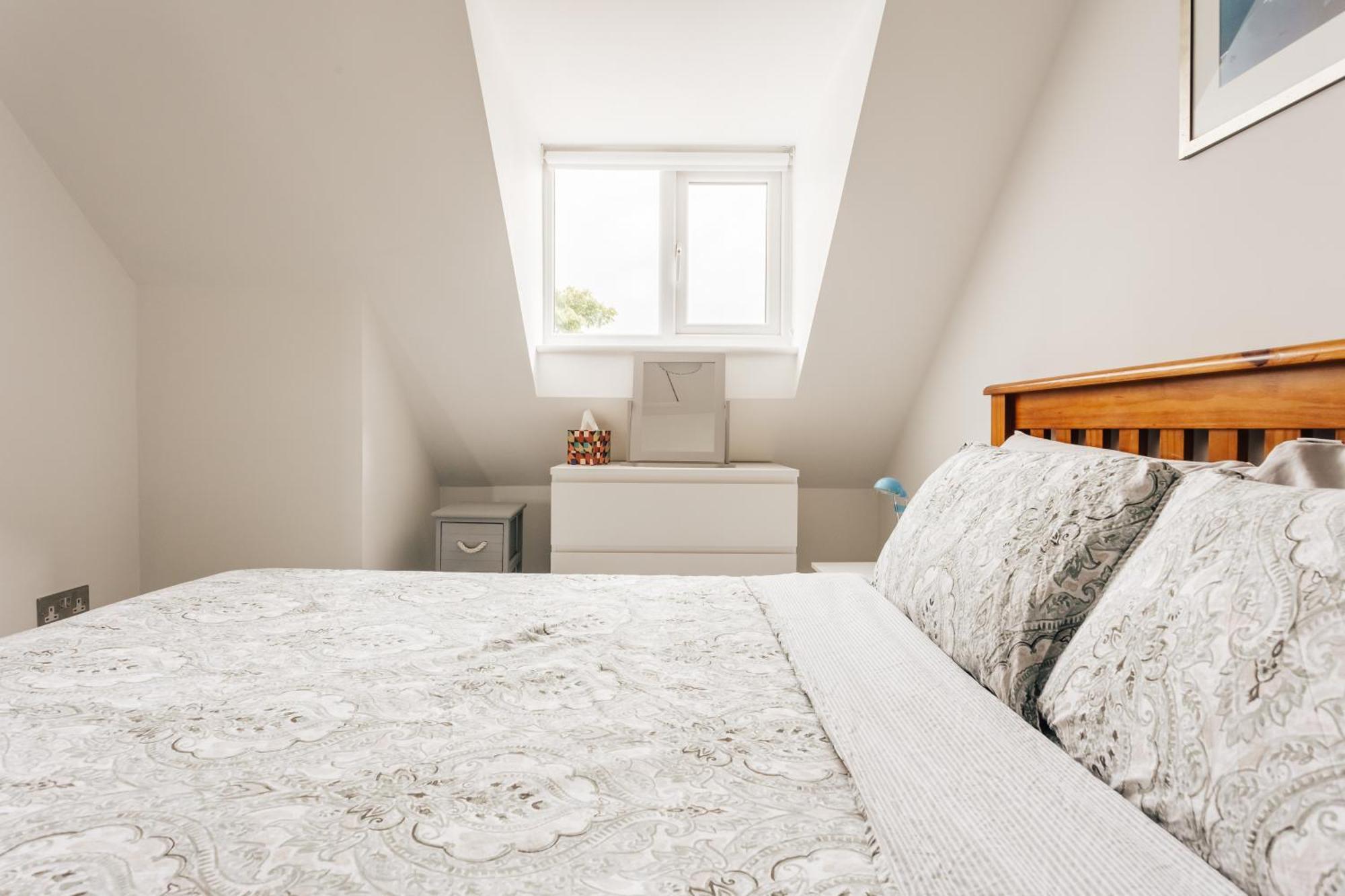 Private Two Bedroom Residence In Southbourne - Private Parking - Off The High Street - Minutes Away From The Beach Bournemouth Exterior foto