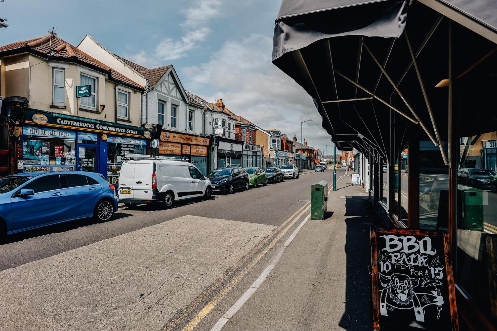 Private Two Bedroom Residence In Southbourne - Private Parking - Off The High Street - Minutes Away From The Beach Bournemouth Exterior foto